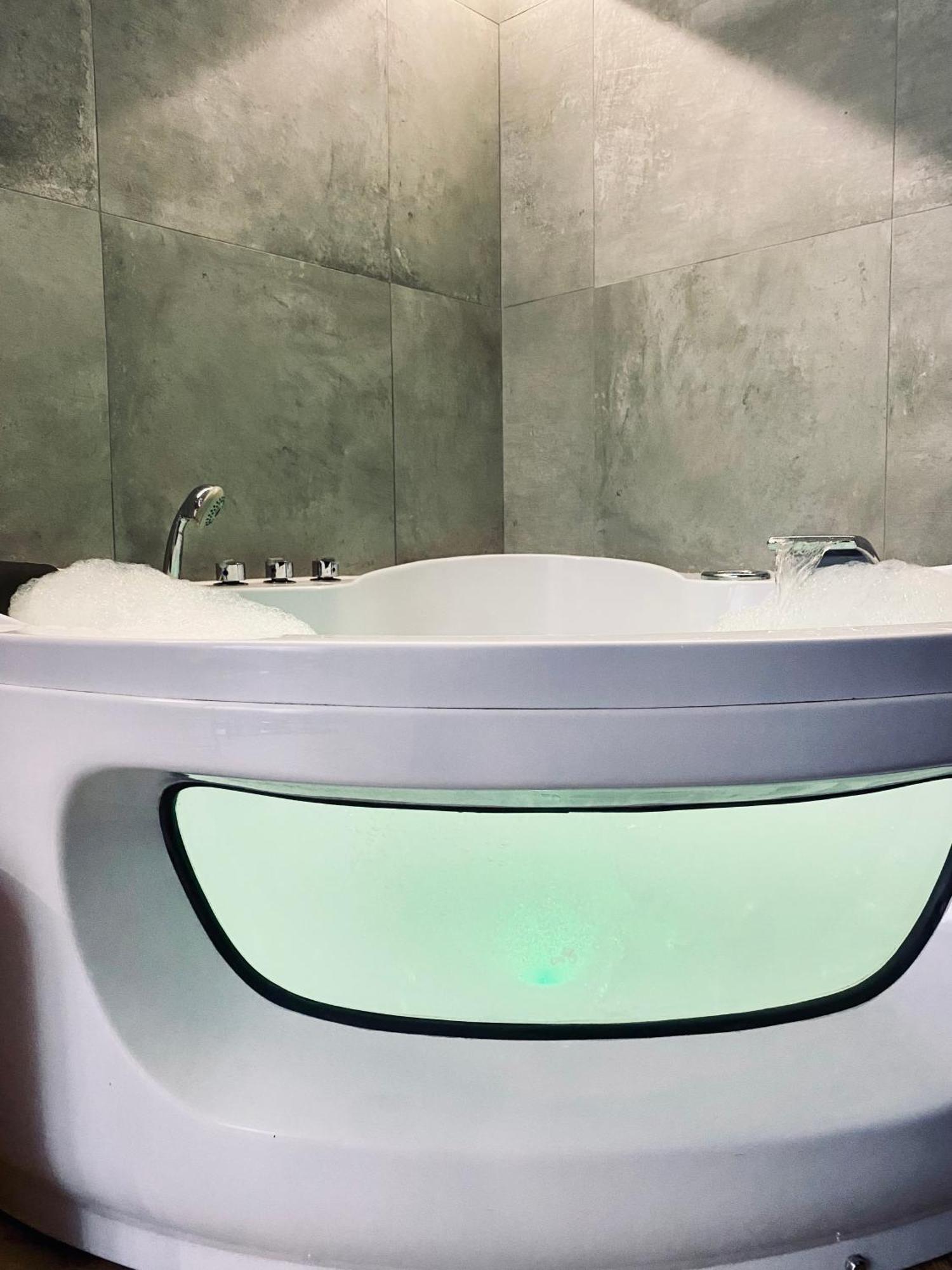 Premium Jacuzzi For Couples, Old Town Apartamento